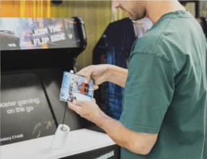 Homem segurando um jogo protegido por um dispositivo InVue